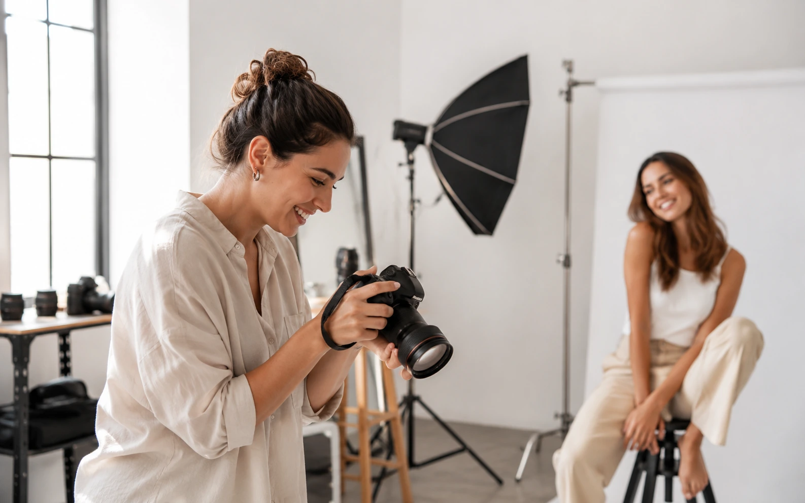 Fotógrafa fotografando uma modelo no estúdio — sistema de agendamento para estúdios de fotografia